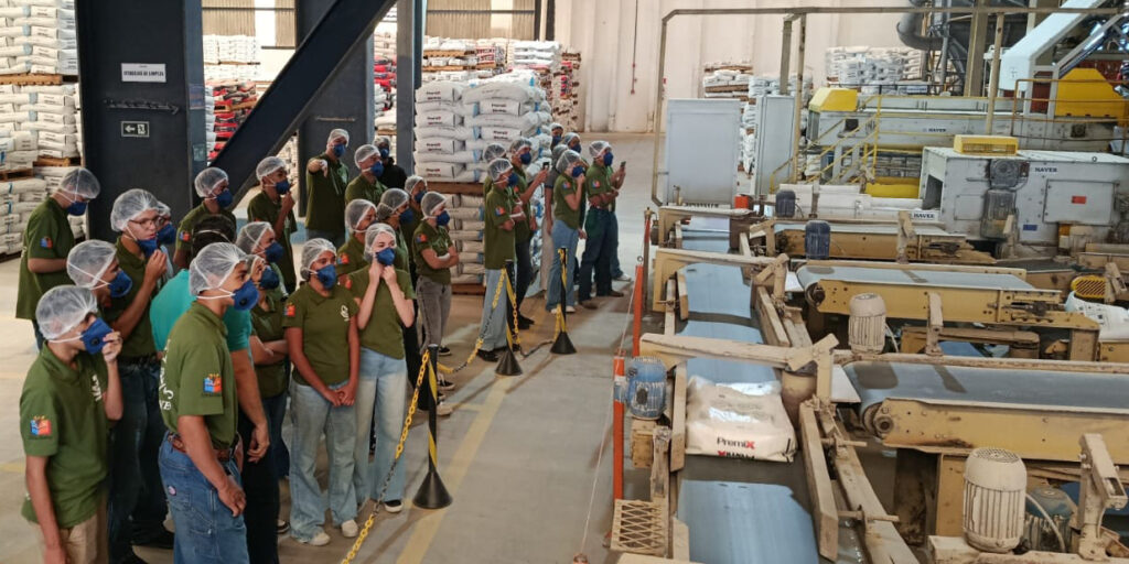 Fábrica da Premix em Presidente Prudente recebe estudantes de Agronegócio